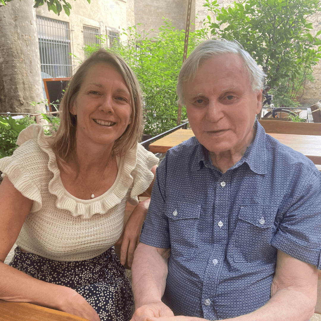 Laurence Gandolphe a découvert sa passion pour le massage en l’an 2000, lors d'un stage d'initiation au Sensitive Gestalt Massage® avec Pierre Grimberg, au Toucher Sensible, 1 rue Four des Flammes à Montpellier.    