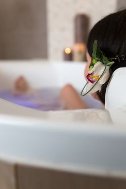 Rituel bain hydromassant et gommage corporel au spa Le Monde Sensible à Montpellier