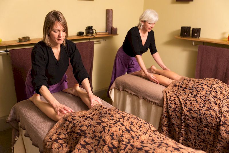 Massage en duo entre mère et fille - Le Monde Sensible