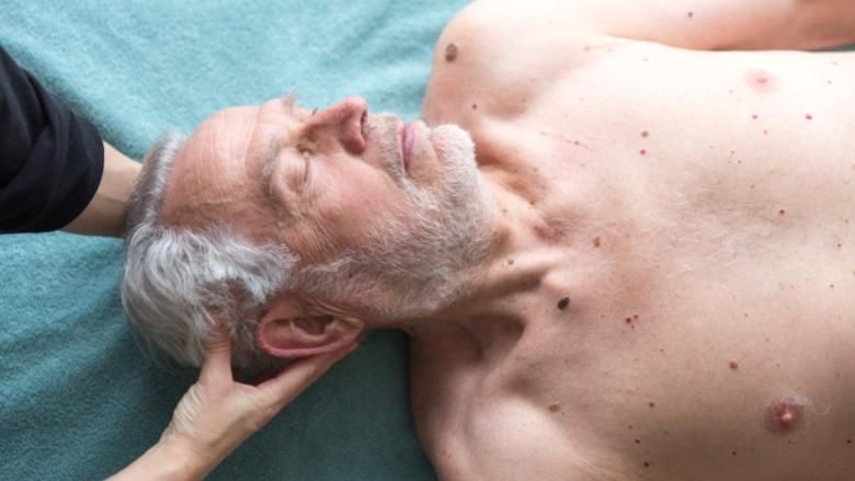Massage du crâne d'un accompagnant pendant votre massage en salle privée - Le Monde Sensible Montpellier