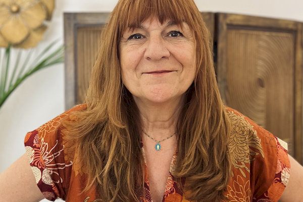 Portrait de masseuse - Découvrez Coco, masseuse au grand cœur et praticienne holistique au Monde Sensible