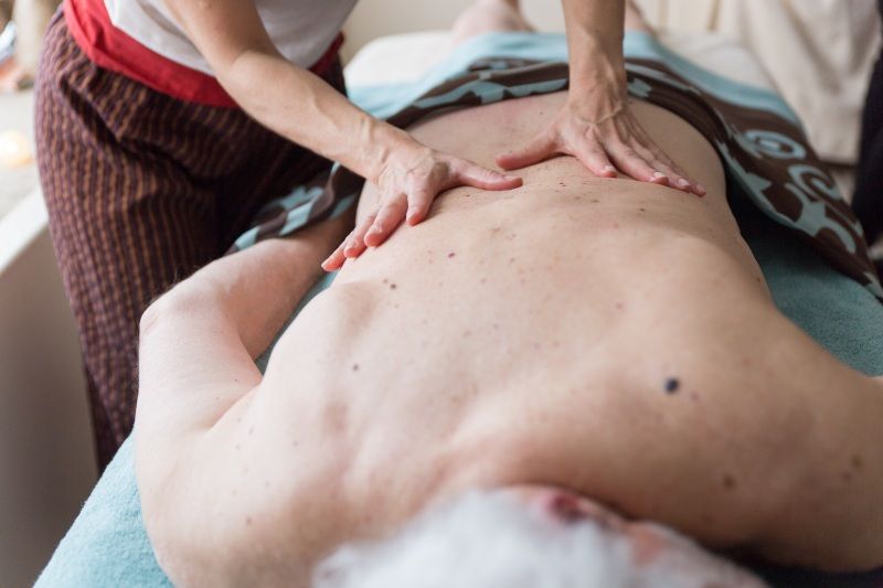 Massage du dos d'un accompagnant pendant votre massage en salle privée - Le Monde Sensible Montpellier